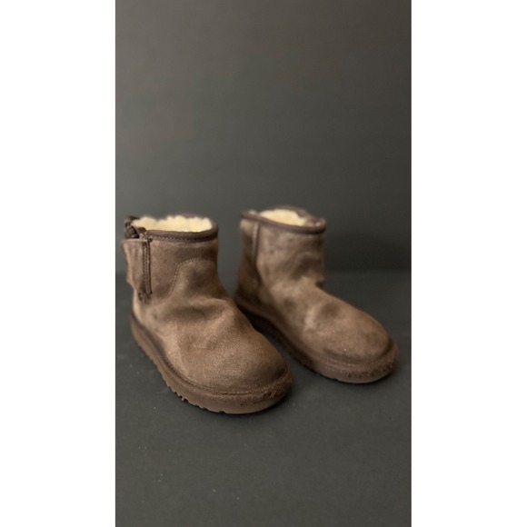 UGG Kids Brown Suede Leather Mini Boots Winter Shoes Size 10 Toddler - Picture 1 of 7